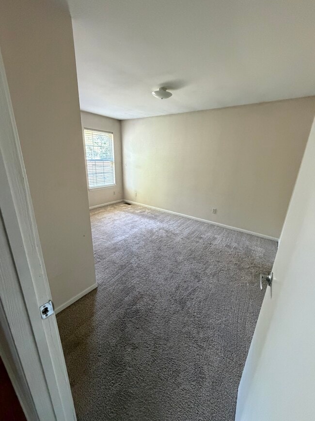Building Photo - 3022 N Kenwood Ave