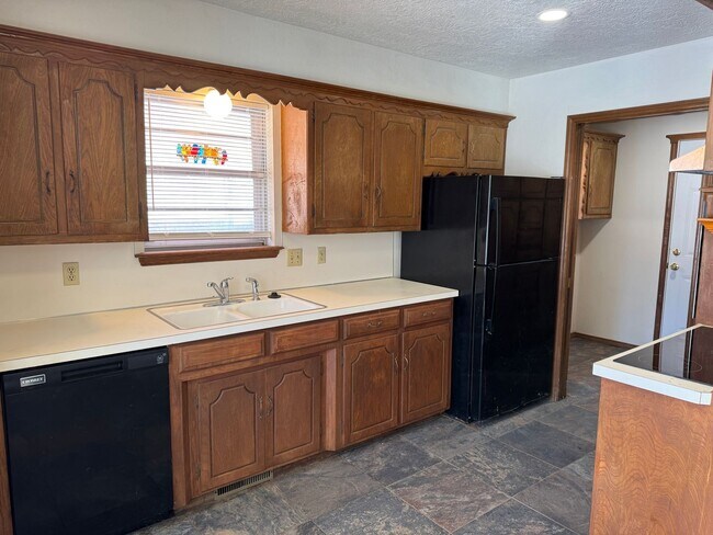 Building Photo - 3 bed, 2 bath, 2 car with 2 extra living spaces and new appliances, paint and carpet! Located clo...