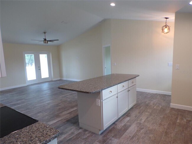 Foto del edificio - 3112 Pinetree St