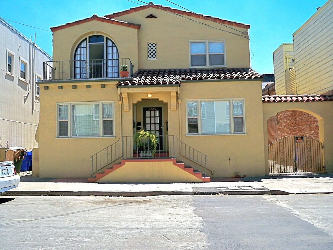 Primary Photo - 1225 Wanda St