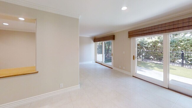 Building Photo - Gorgeous 3bd/2.5 bath in East Bluff!