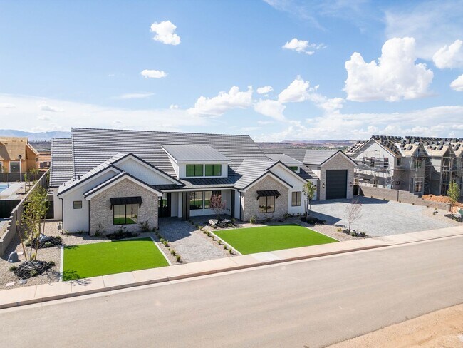 Foto del edificio - Gorgeous Custom Single Story with RV Garage