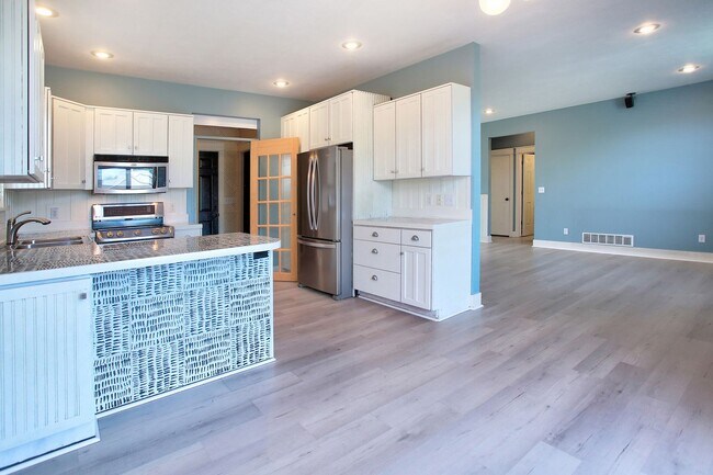 Foto del edificio - 3 BED 3 BATH HOME ON LAKE