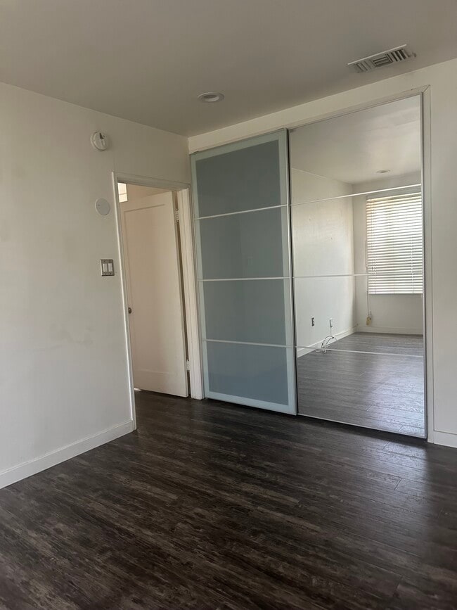 Building Photo - 2500 W 85th St