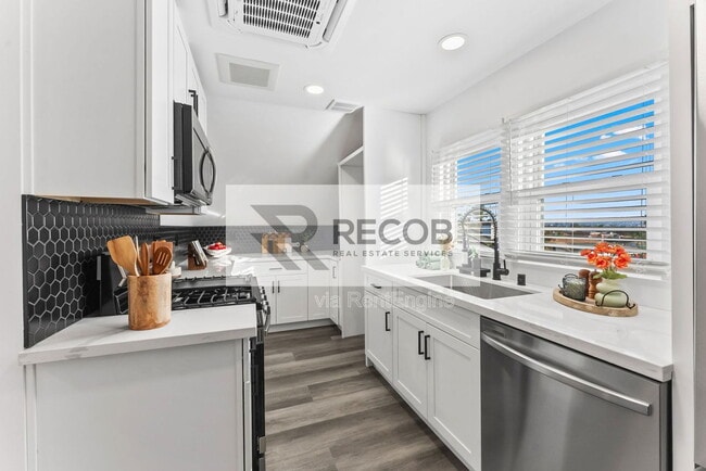 Building Photo - 832 Desty St