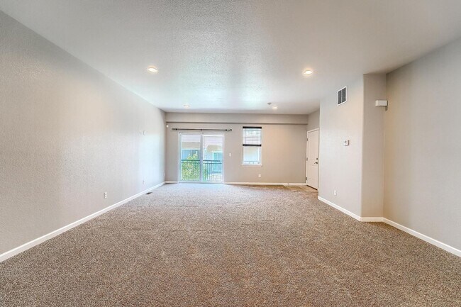 Building Photo - Three Bedroom Condo in Henderson