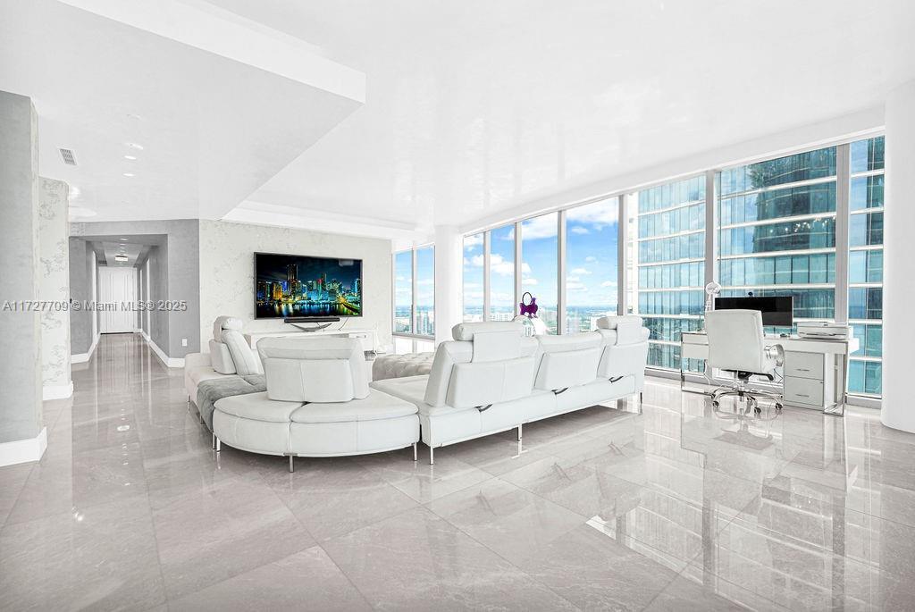 Foto principal - 17901 Collins Ave