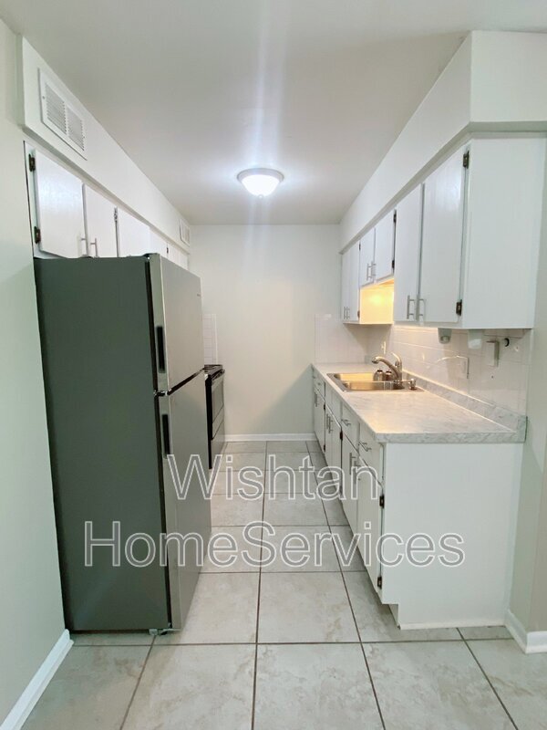 Primary Photo - 202 Charleston Blvd