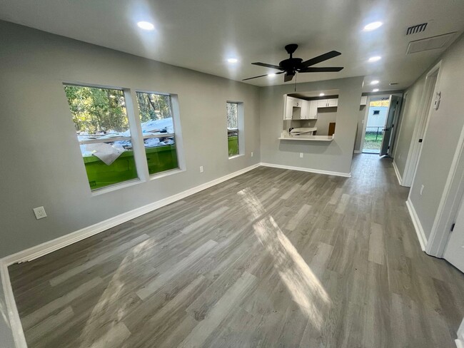 Foto del edificio - Charming, Fully Remodeled Home in Stark, FL