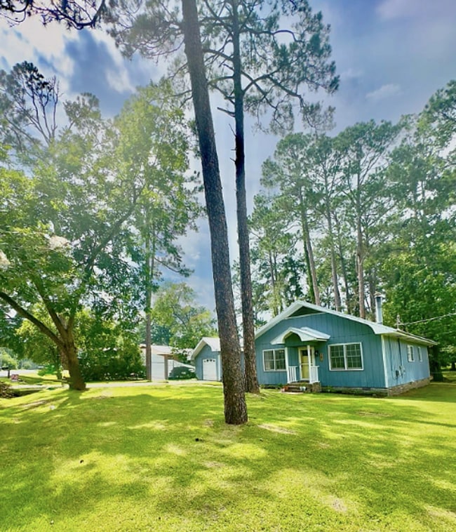 Building Photo - 243 10 Mile Rd