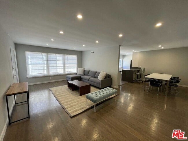 Foto del edificio - 348 S Elm Dr