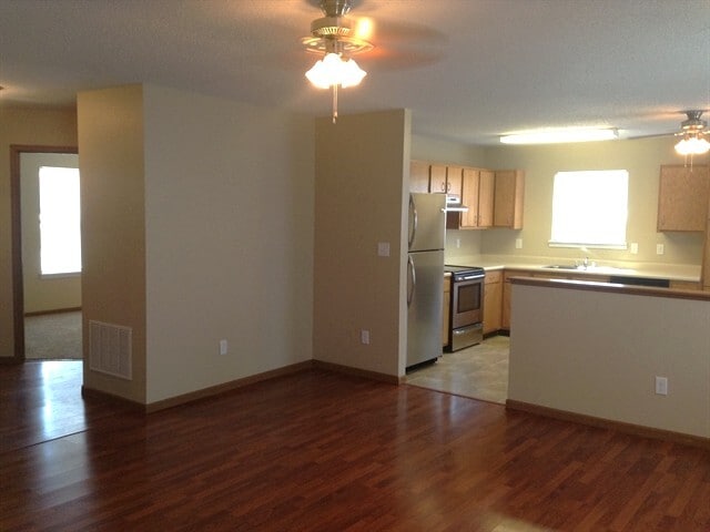 Building Photo - 8130 N Harvest Ln