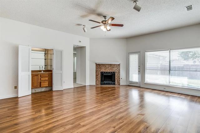 Building Photo - 1302 Silver Maple Dr