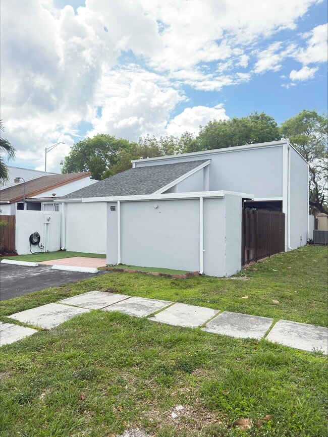 Foto del edificio - 2560 SW 122nd Ct