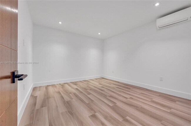Foto del edificio - 7833 Fowler St