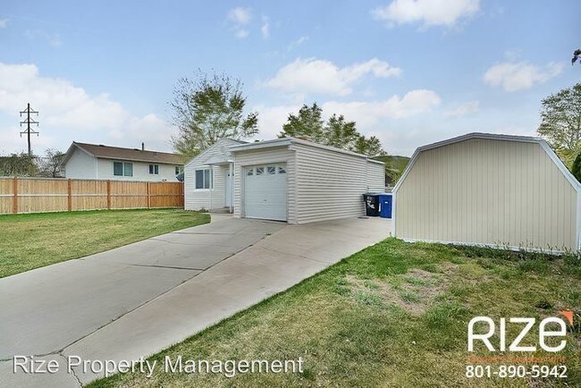 Building Photo - 3 br, 1 bath House - 3570 S Centennial Rd