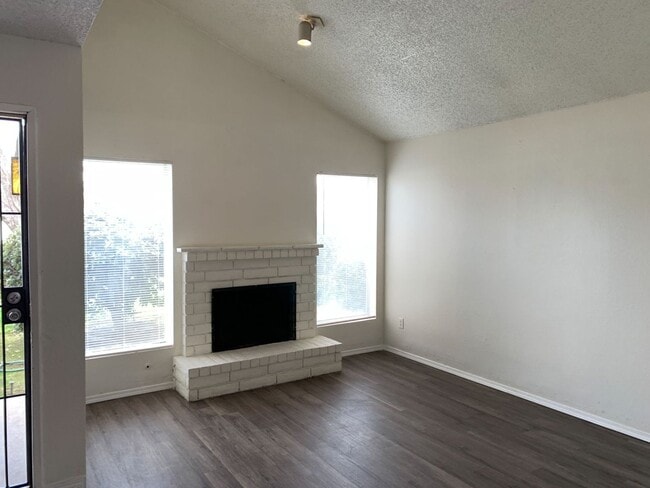 Building Photo - 4401 Parkwood Ct