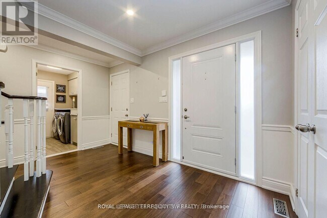Building Photo - 2025 Parklane Crescent