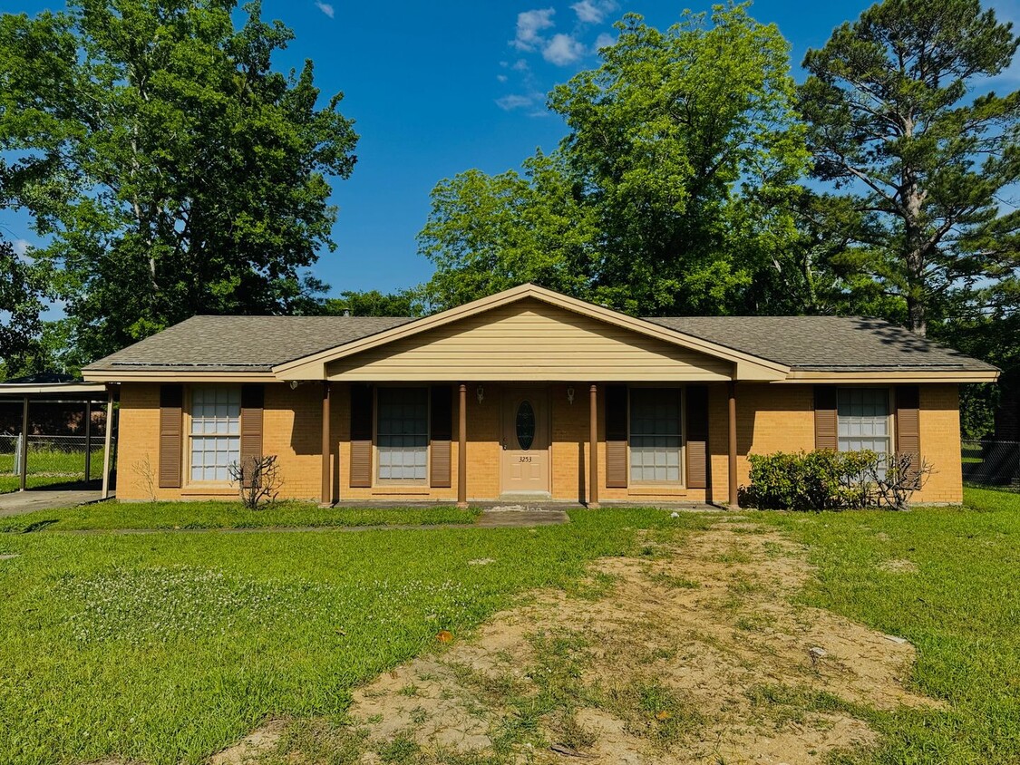 Foto principal - Cute & Cozy 3 Bedroom / 2 Bathroom in Mont...