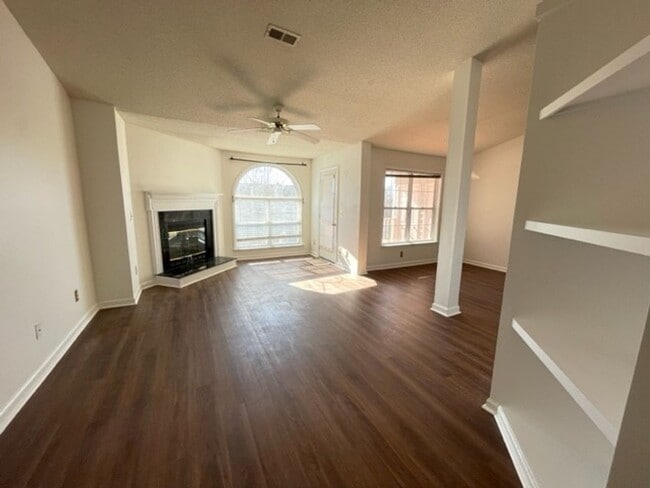 Building Photo - READY TO MOVE IN! 2 Beds 2 Baths!
