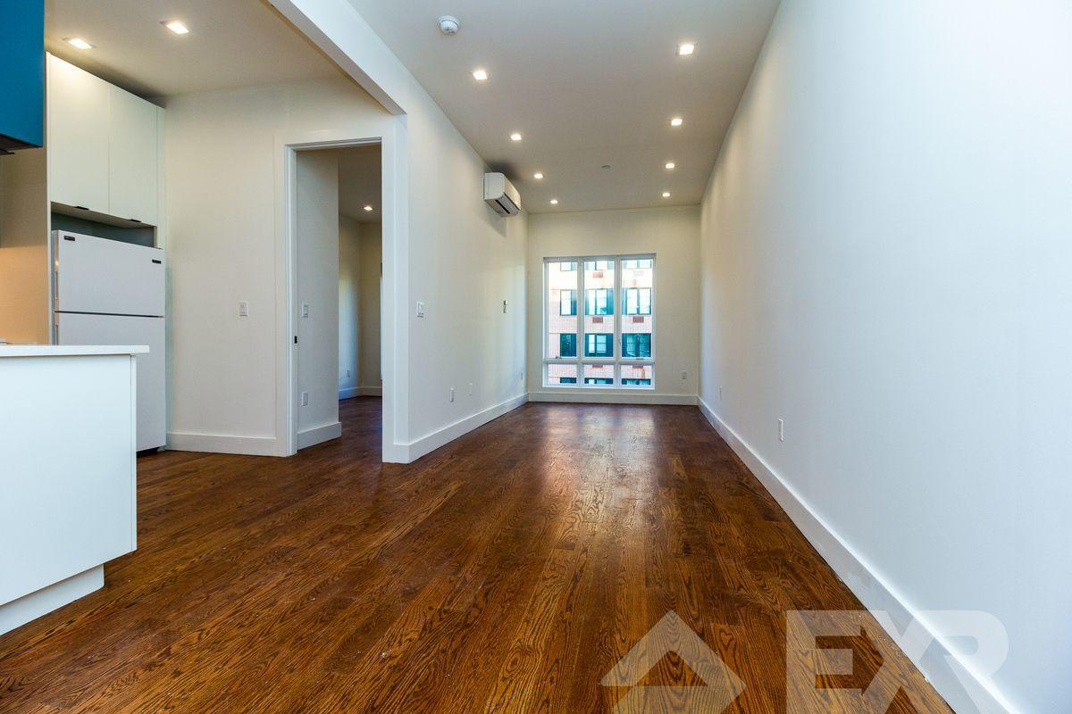 Foto principal - 554 Court St