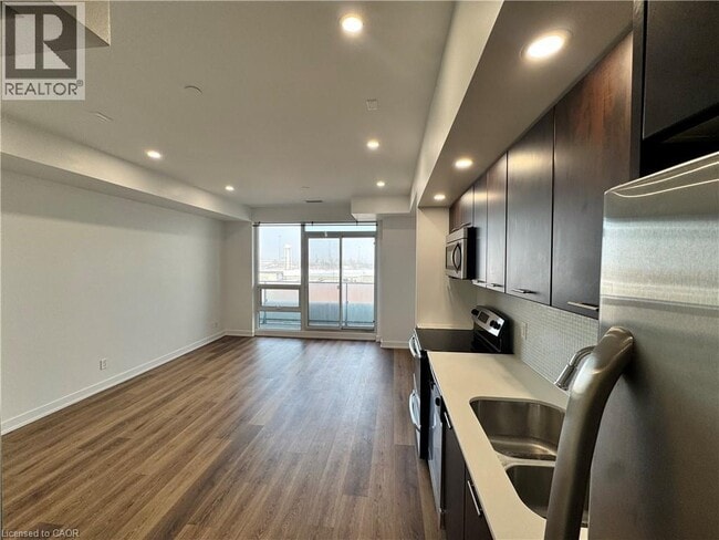 Photo du bâtiment - 2220 Lake Shore Blvd W