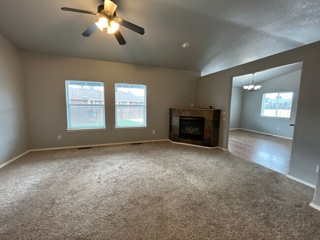 Foto del edificio - 3 Bedroom / 2 Bathroom Home in SW Redmond