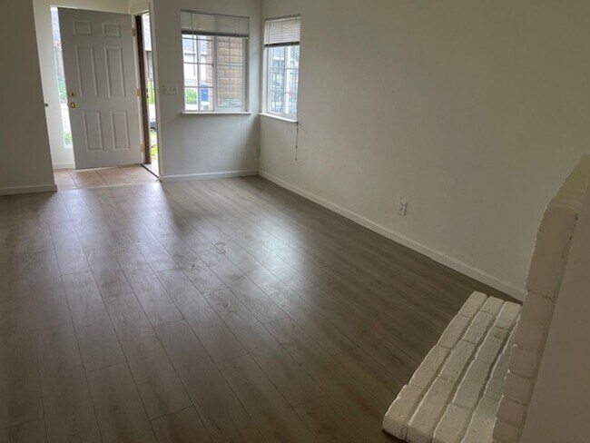 Building Photo - DUPLEX FOR RENT IN SACRAMENTO