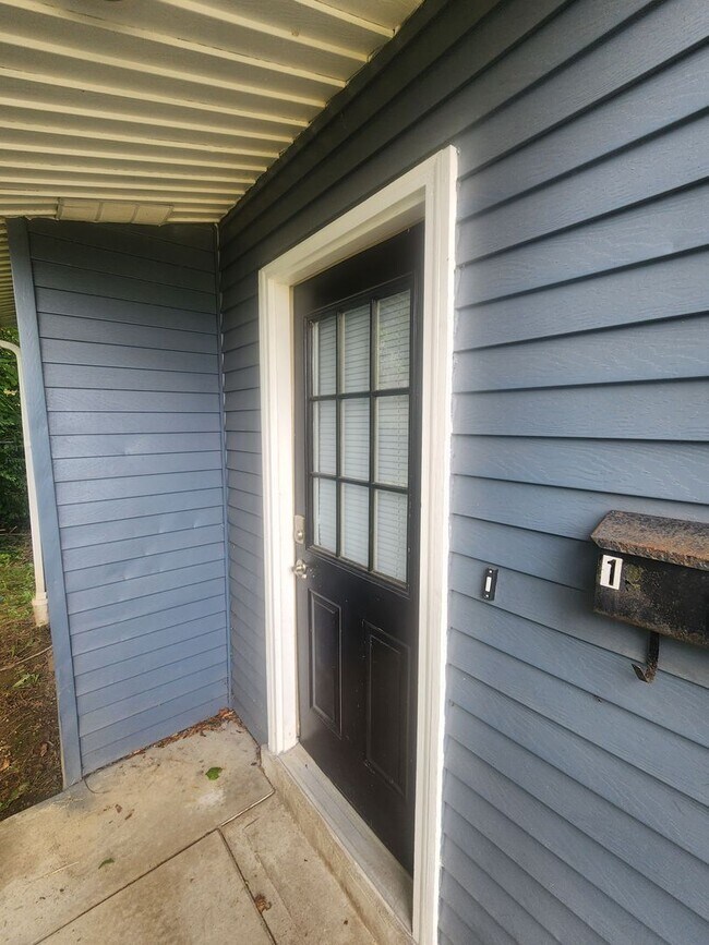 Building Photo - 1712 State Avenue (Full Service)
