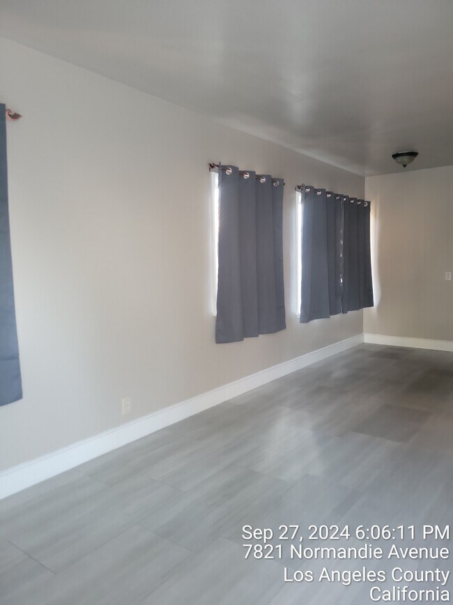 Foto del edificio - 7823 S Normandie Ave