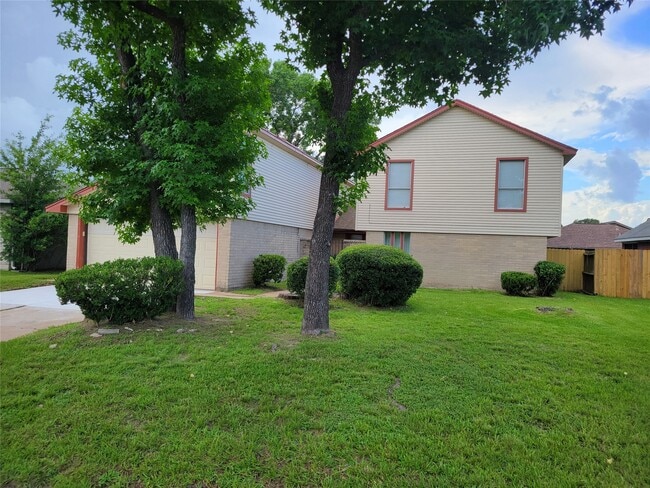 Building Photo - 12811 Stillington Dr