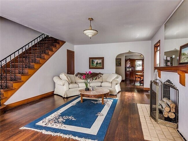 Building Photo - Large 2 Bed | 1.5 Bath | HALF DUPLEX- Cres...