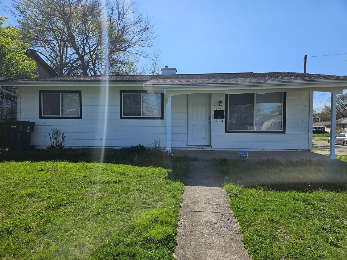 Foto principal - 1855 First Ave. | $1500 | 3 Beds, 1.5 Bath