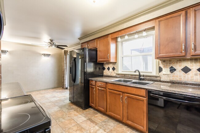 Kitchen - 254 Eaton Rd
