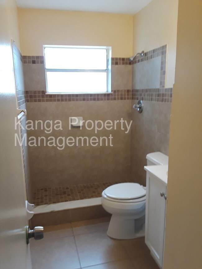 Building Photo - Nice 2 bedroom with big back yard
