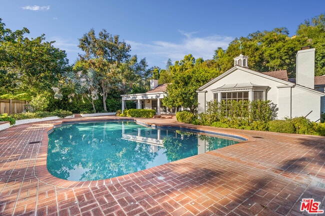 Foto del edificio - 2130 Mandeville Canyon Rd