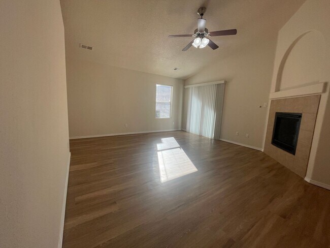 Building Photo - 4 bed 2 bath home in Huning Ranch.