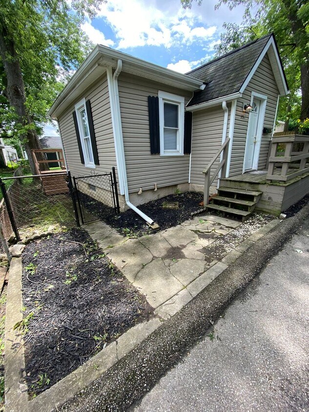 Foto principal - 2 Bedroom House Basement & Garage - Fenced...