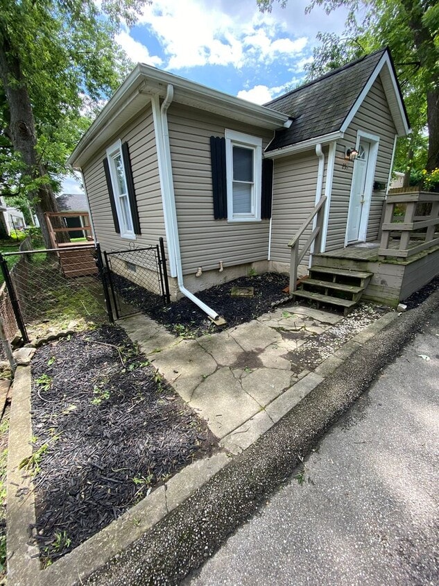 Primary Photo - 2 Bedroom House Basement & Garage - Fenced...