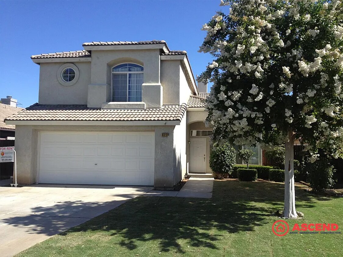 Foto principal - Beautiful 4 bedroom Two-Story Home!