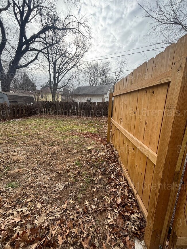 Building Photo - Two bed one bath available NOW!