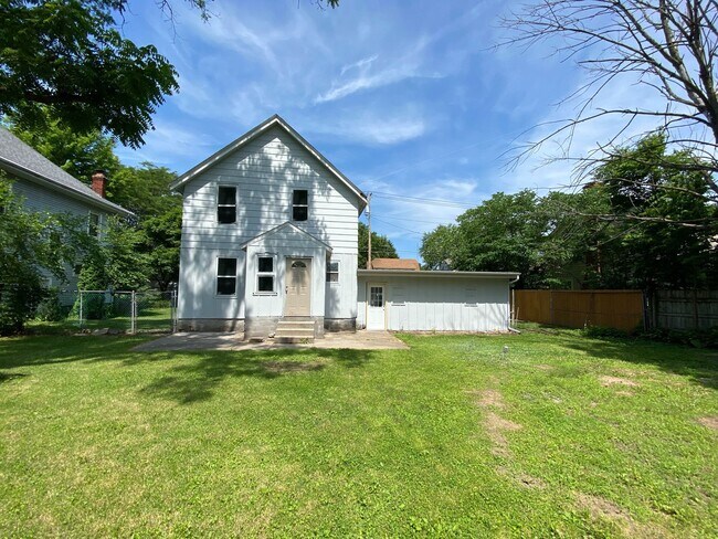 Building Photo - Huge 3 Bedroom House with Attached Garage