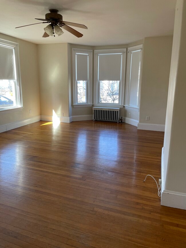 Building Photo - 148 Crescent St