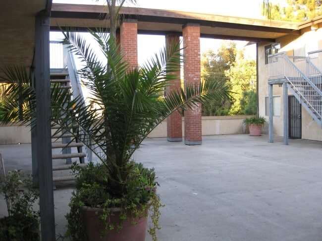 Building Photo - 330 E Cypress St
