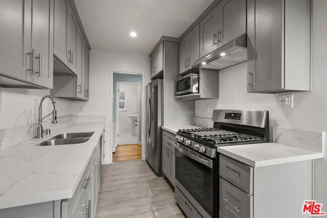 Building Photo - 1028 E 3rd St