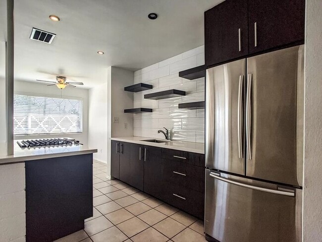 Building Photo - Large 1bed/1bath. Midcentury modern