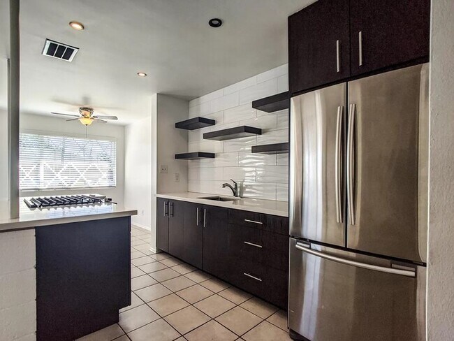 Foto del edificio - Large 1bed/1bath. Midcentury modern