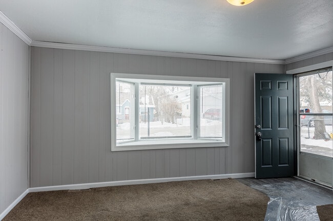 Building Photo - 327 Fairlawn Dr