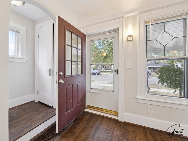 Building Photo - 3 bedroom - 2 bath - Lincoln Park- $1350