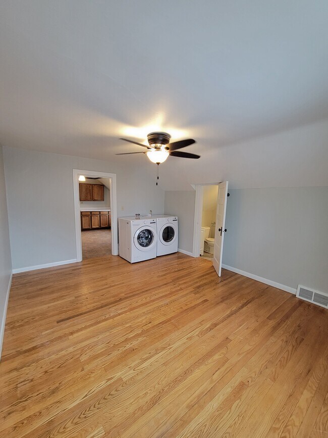Living room - 106 N State St